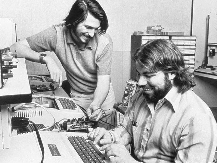 Computer-Steve-Wozniak-und-Steve-Jobs-sitzen-an-einem-Computer-Archivfoto-von-1976-